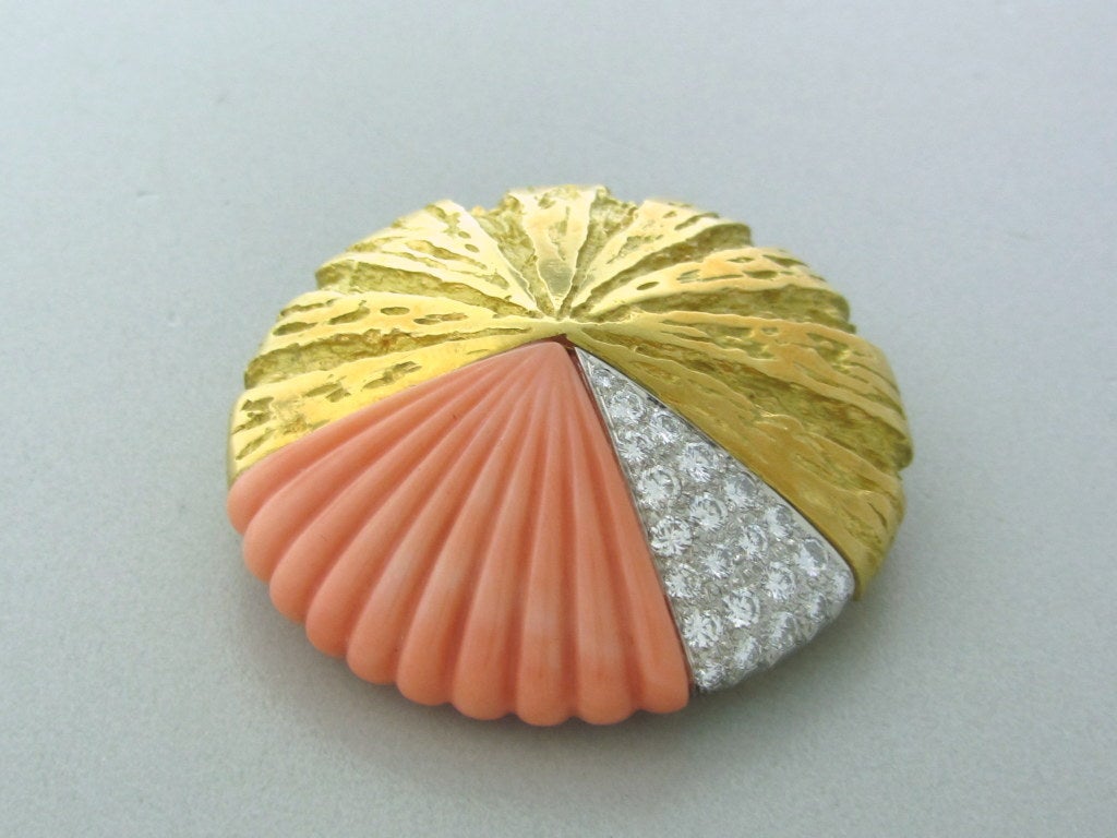 18K YELLOW GOLD
 	
DIAMONDS -approx. 1.00ctw, CARVED CORAL

BROOCH IS  43mm IN DIAMETER  (INCH=25mm)
MARKEDD:VCA,MADE IN FRANCE1K33472,VC&A
CLARITY:VVS/VS
COLOR :F/G
WEIGHT: 41.7g