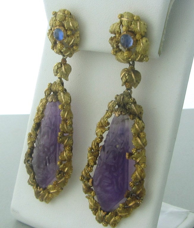 Vintage Mario Buccellati Italy 18k Gold Sapphire Cabochon Carved Amethyst Drop Earrings .
18K YELLOW GOLD
SAPPHIRE CABOCHONS - 4.4mm IN DIAMETER
CARVED AMETHYST
EARRINGS - 69mm x 25mm
MARKED:M. BUCCELLATI, ITALY, 18K