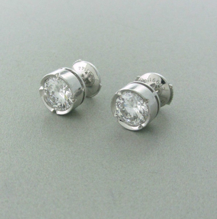 METAL 	18K WHITE GOLD
GEMSTONES/DIAMONDS 	ROUND BRILLIANT CUT DIAMONDS - 2.00ctw (1.00ct EACH)
*SEE CERTIFICATE PICTURES FOR ADDL. INFORMATION*
MEASUREMENTS 	EARRINGS ARE 8.10mm IN DIAMETER (1 INCH = 25mm)
MARKED/TESTED 	FRED
