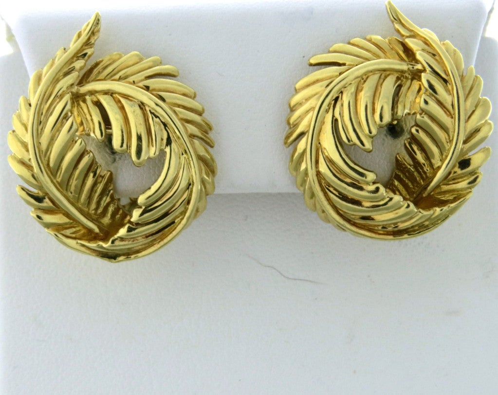 Verdura  Gold Feather Earrings In Excellent Condition In Lambertville, NJ