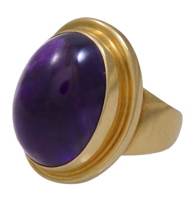 Georg Jensen Gold und Amethyst Ring.  Dieser Ring ist aus 18 Karat Gelbgold mit einem ovalen Cabochon Amethyst.  Die Ringgröße ist 6 und der Ring ist in ausgezeichnetem Zustand.  Der Ring wiegt ungefähr 12,8 Gramm.