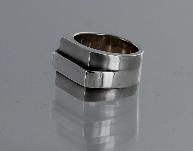 Gucci sterling silver ring circa 1980's.  This ring bears impressed company marks.  The ring is size 7.  The ring comes in original pouch and box.  The ring is in excellent condition.