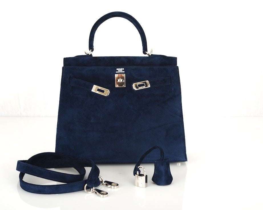 ONLY ON JANEFINDS.. HERMES KELLY BAG 25CM BLUE DOBLIS SUEDE PALLADIUM U MUST C

As always, another one of my fab finds,  Hermes 25cm
GORGEOUS UNHEARD OF SUEDE KELLY WITH PARCHMENT LEATHER interior AND PALLADIUM HARDWARE.

This bag is in brand