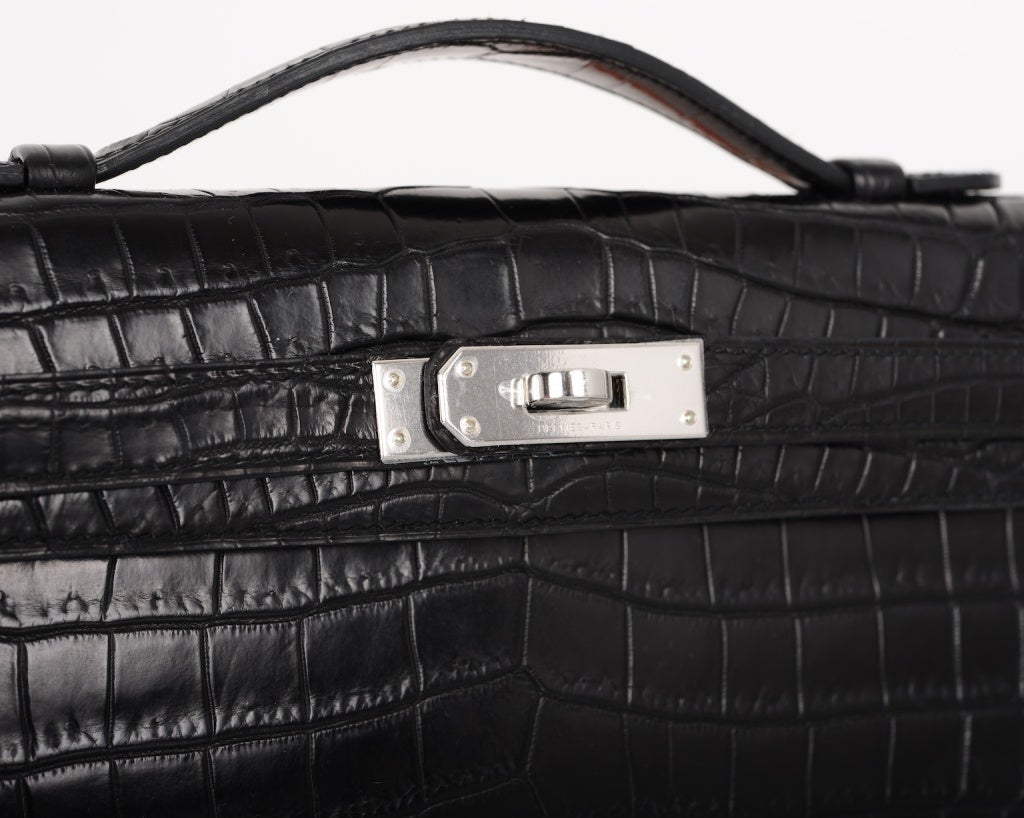 As always, another one of my fab finds, CANT GET THIS. Hermes KELLY CUT IN THE MOST AMAZING MATTE CROC THE MOST CLASSIC GORGEOUS BLACK ! NILO CROCODILE with PALLADIUM hardware.

MEASURES: 12 1/4