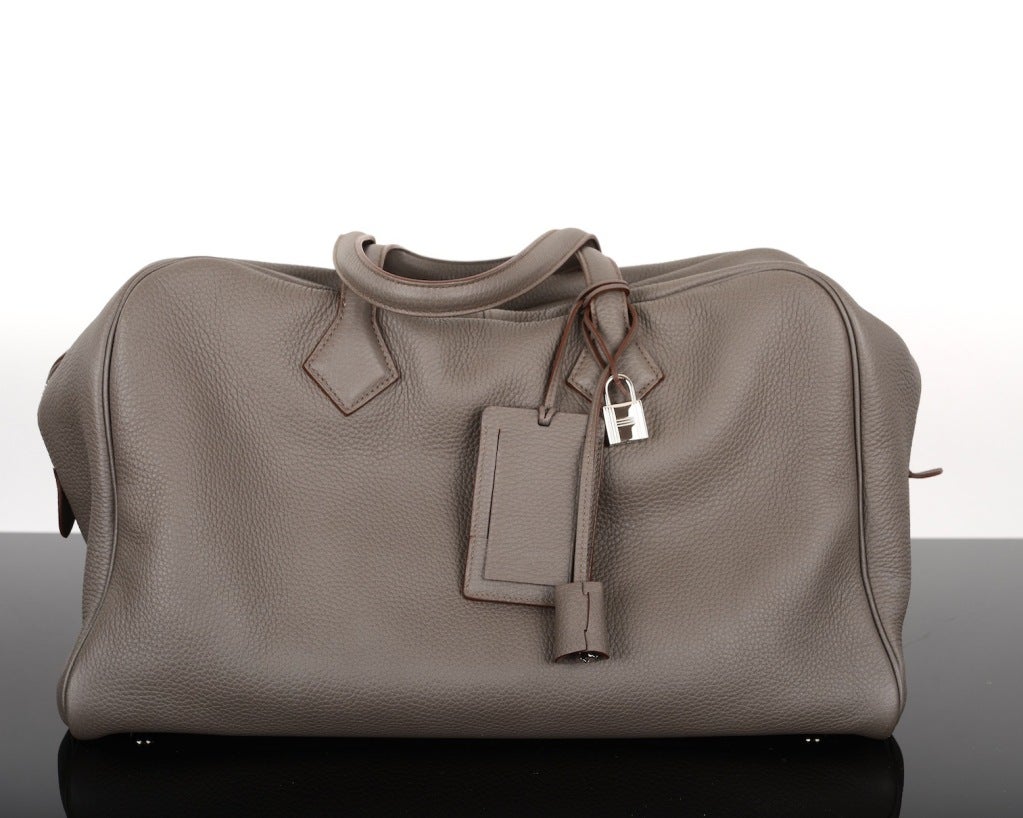 As always, another one of my fab finds, Hermes 43cm ETAIN VICTORIA CLEMENCE LEATHER WITH PALLADIUM HARDWARE !!!

THIS BAG IS ELEGANT CHIC  WITH CASUAL STYLE PERFECT EVERYDAY TOTE or TRAVEL. WILL TAKE YOUR BREATH AWAY TRULY A MASTER PIECE!

?