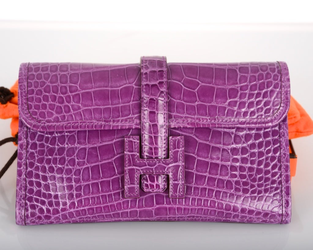 As always, another one of my fab finds, Hermes JIGE clutch in  stunning alligator. FABULOUS violet color!

MEASURES:
8