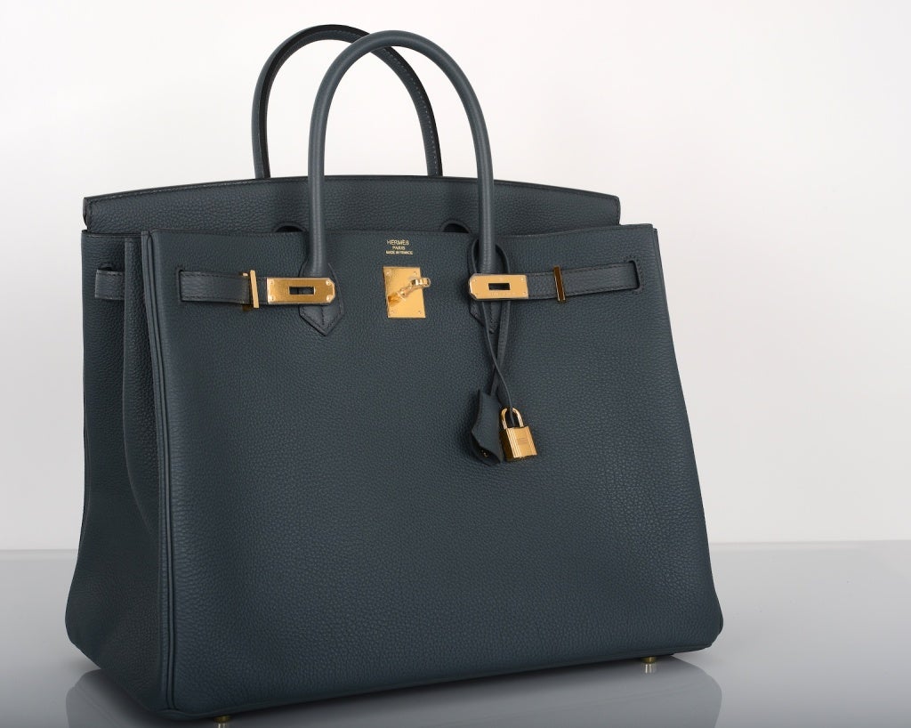 NEW GORGEOUS Hermes Birkin BAG 40cm BLUE ORAGE W GOLD HARDWARE OMG 2 DIE 4 CLR


As always, another one of my fab finds, Hermes 40cm Birkin in beautiful BLUE ORAGE with GOLD HARDWARE.
THIS COLOR IS BRAND NEW AND IS STUNNING, MOST SOPHISTICATED