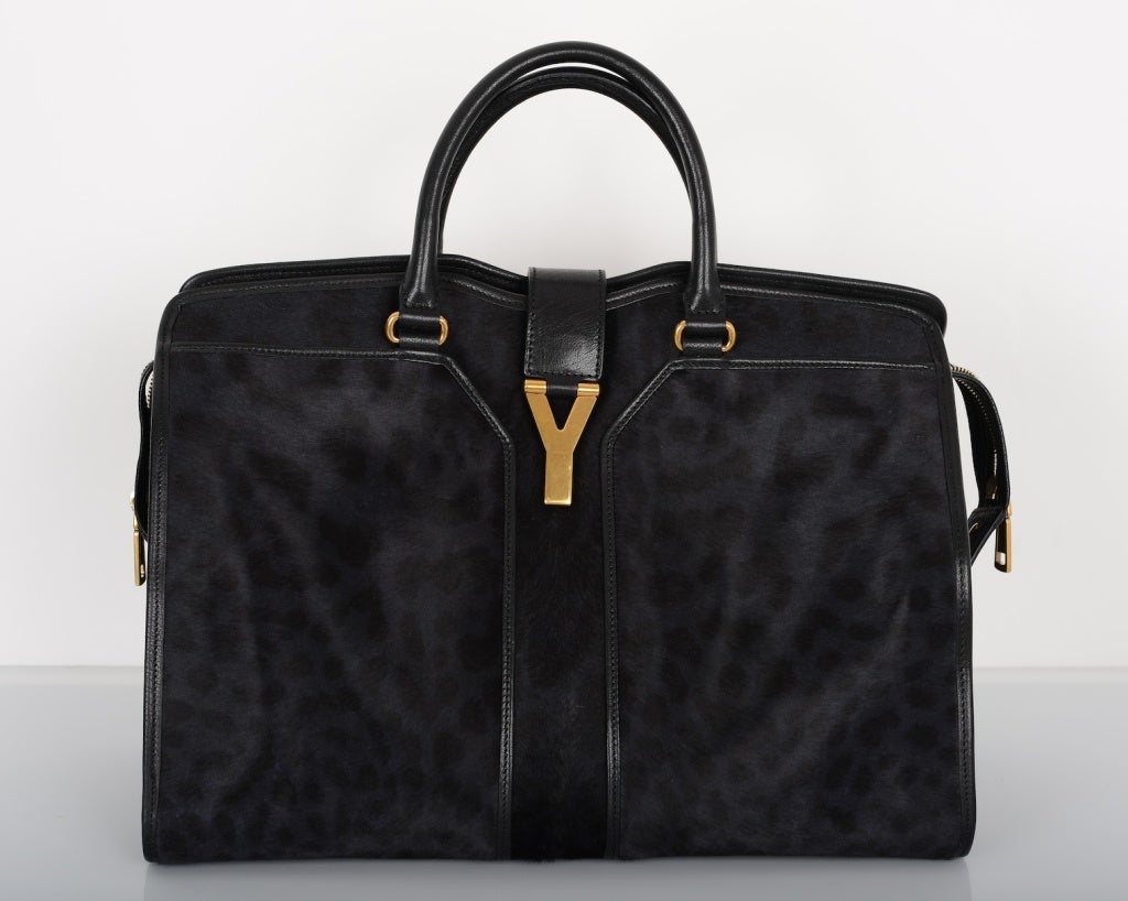 AS ALWAYS JANEFINDS THE BEST! 

A hard-working wardrobe starts with timeless style classics, and Yves Saint Laurent's  luxurious LEOPARD PONY HAIR 'Cabas Chyc' tote is a flawless example. 

MEASUREMENTS: 
Weighs approximately 4.4lbs/ 2kg
Width
