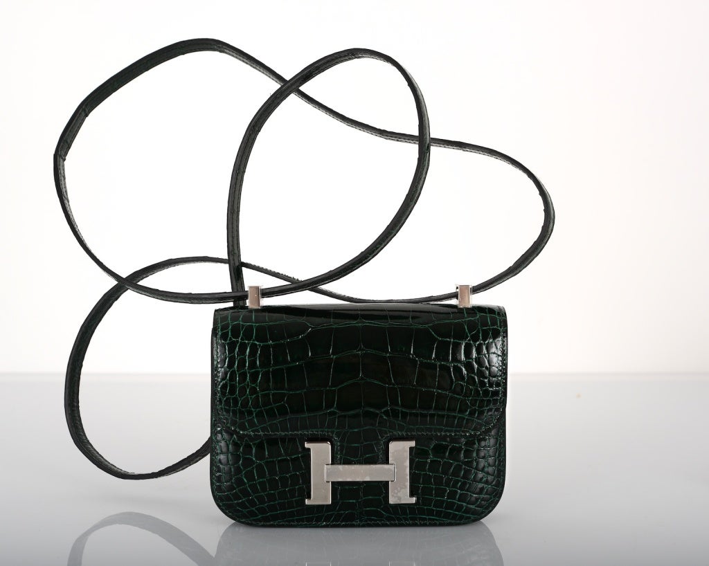 IMPOSSIBLE FIND! HERMES CONSTANCE BAG CROCODILE VERT FONCE MICRO MINI

AS ALWAYS, ANOTHER ONE OF MY FAB FINDS,THIS IS SIMPLY A MINI MICRO MASTERPIECE. VERT FONCE ALLIGATOR WITH PALLADIUM HARDWARE GLORIOUS BAG! HERMES CONSTANCE MICRO MINI CROSS