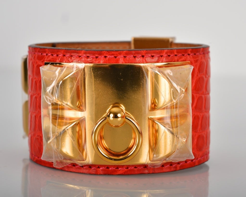Hermes CDC GERANIUM MATTE CROCODILE GOLD HARDWARE SMALL JaneFinds In New Condition For Sale In NYC Tri-State/Miami, NY