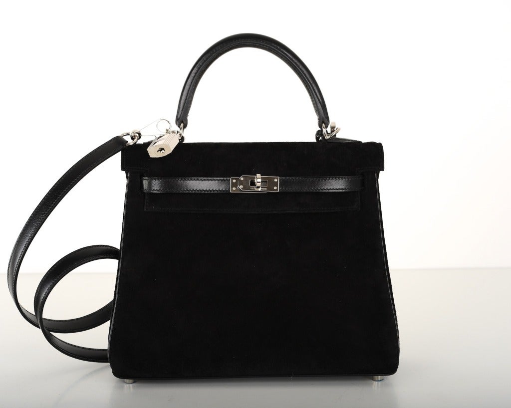 MAGNIFICENT SUPER RARE KELLY IN BLACK SUEDE

AS ALWAYS, ANOTHER ONE OF MY FAB FINDS, HERMES 25CM VERY RARE KELLY IN BEAUTIFUL IMPOSSIBLE TO GET BLACK SUEDE WITH BLACK BOX PIPING AND SHOULDER STRAP. 

25CM THE CUTEST BAG CROSS BODY!

THIS BAG