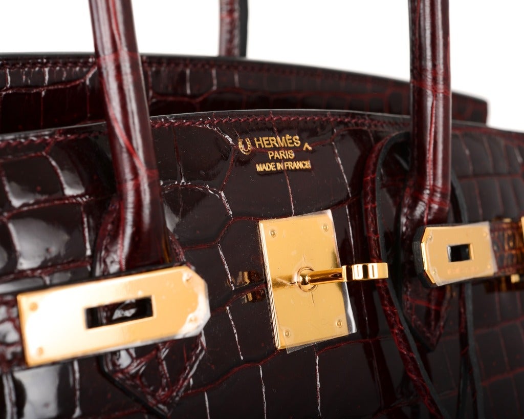 HERMES BIRKIN 35CM IN THE MOST BEAUTIFUL SPECIAL ORDER POROSUS CROCODILE. STUNNING COMBINATION  SHINY BORDEAUX WITH RED CHEVRE INTERIOR.THE HARDWARE IS….GOLD!!

THIS BAG WAS A SPECIAL ORDER IN TWO COLORS. THERE IS A HORSESHOE STAMP TO SIGNIFY THAT