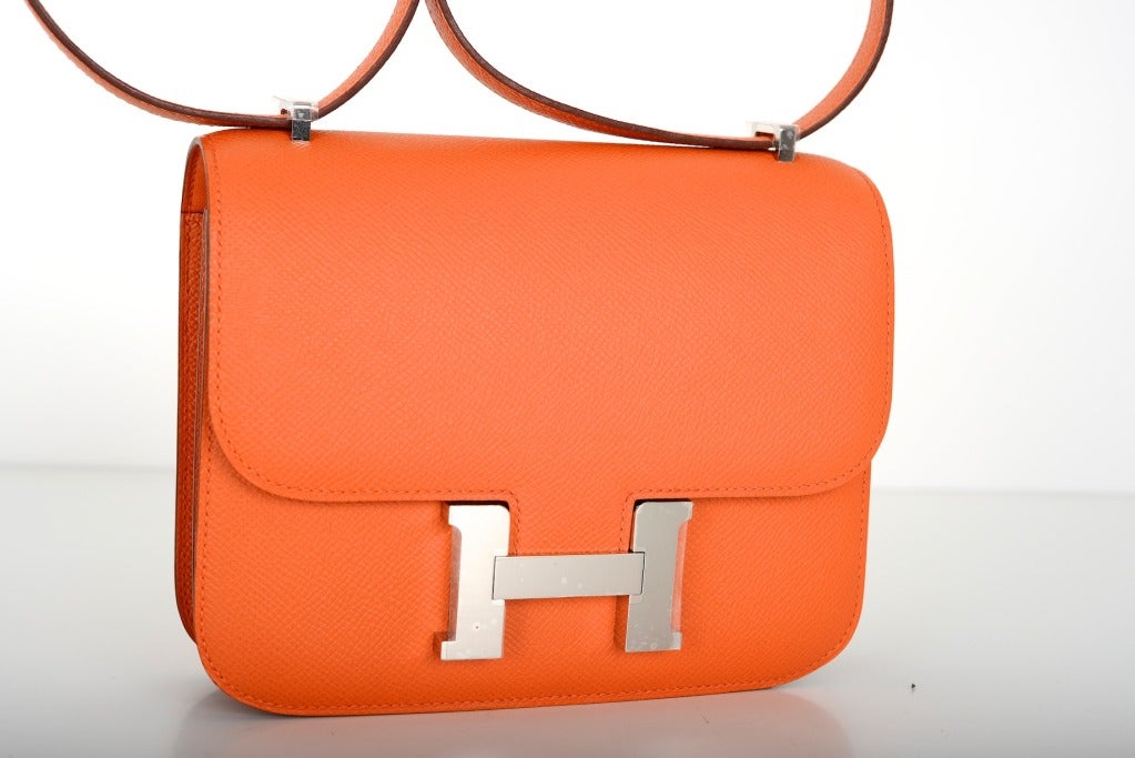 As always, another one of my fab finds, Hermes Constance in a PERFECT size 18cm!!! Very rare FIND in ORANGE. Comfy double strap that is perfect to carry cross body! LOVE EPSOM LEATHER!

Measurements: 7.5