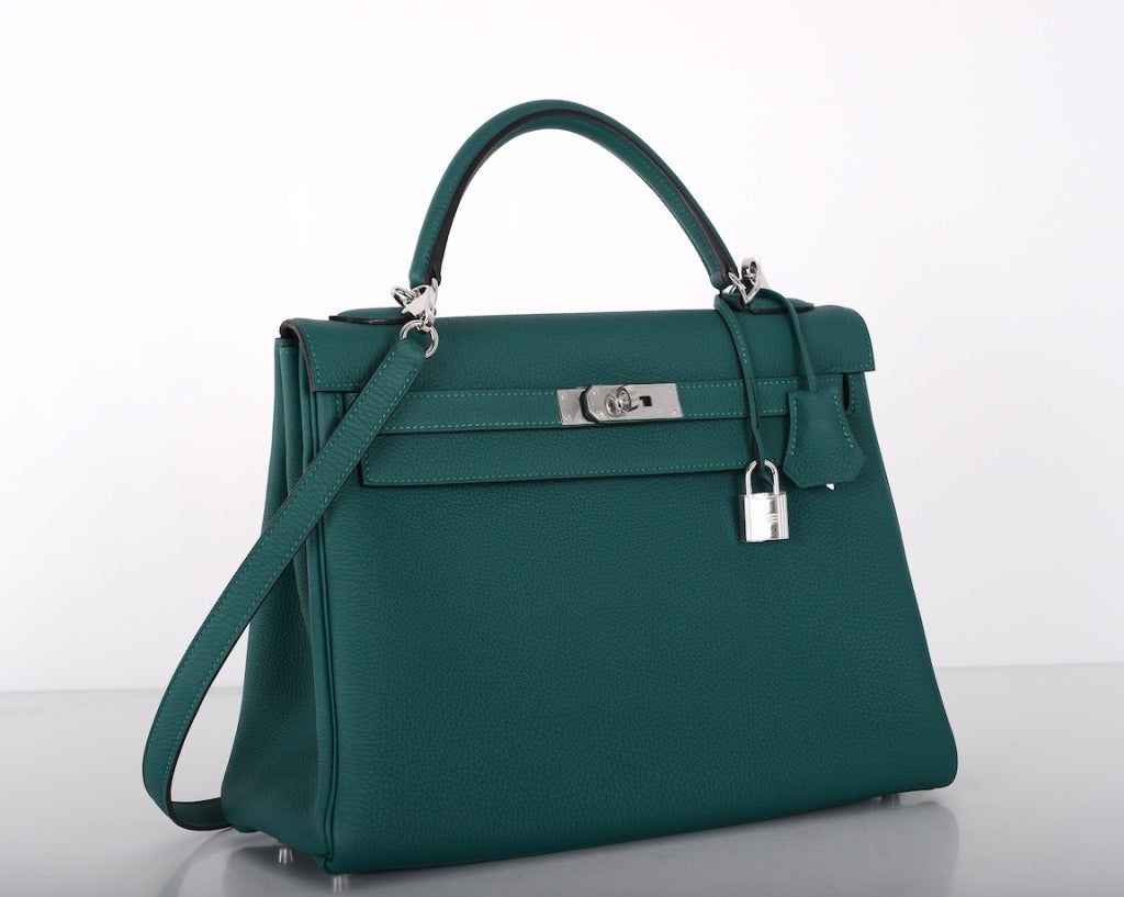 As always, another one of my fab finds! MALACHITE Hermes 32cm KELLY gorgeous GREEN with PALLADIUM hardware TOGO leather!
THE COLOR IS REALLY GORGEOUS. EMERALD HUES ARE HAVING A MAJOR MOMENT THIS FALL!

This bag comes with lock, keys, clochette, a