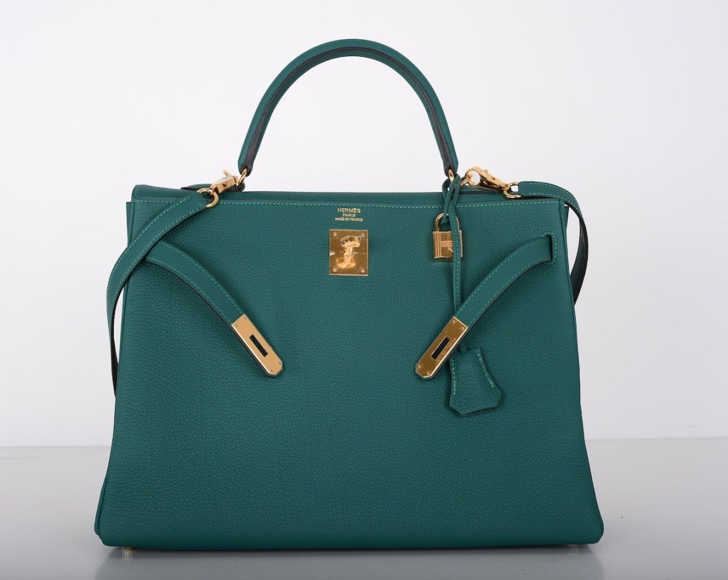 As always, another one of my fab finds! INTRODUCING MALACHITE Hermes 35cm KELLY gorgeous GREEN with GOLD hardware TOGO leather!
THE COLOR IS REALLY GORGEOUS.  EMERALD HUES ARE HAVING A MAJOR MOMENT THIS FALL.

This bag comes with lock, keys,