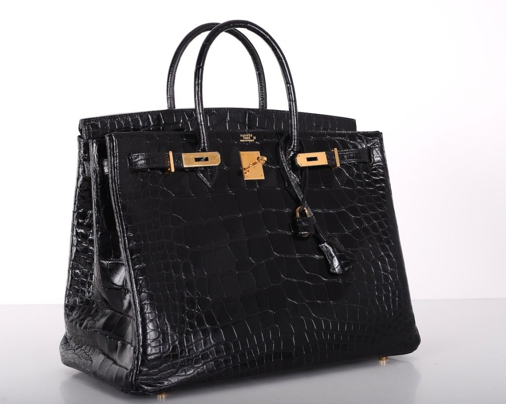 THIS IS A VERY SPECIAL BAG! Hermes Birkin 40cm in the most beautiful black semi matte alligator & CHEVRE interior.
THE HARDWARE IS GOLD.
INCREDIBLE GATOR THE SCALES ARE TRULY BEAUTIFUL AND PERFECT! THE BAG  IS IN VERY GOOD CONDITION. THE CONDITION
