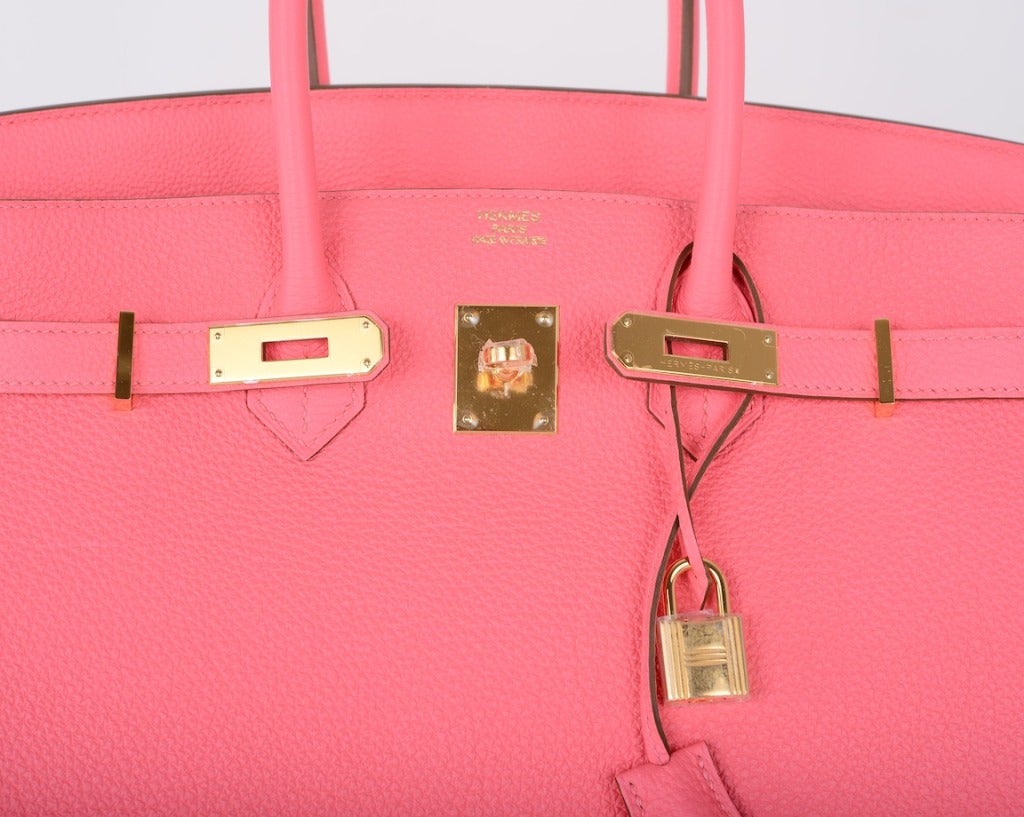 As always, another one of my fab finds! LIMITED PRODUCTION Hermes 35cm BIRKIN IN ROSE LIPSTICK in beautiful TOGO leather with GOLD hardware.
JANEFINDS BAGINIZER IN SZ MEDIUM IS A PERFECT STAPLE FOR THIS BIRKIN! IT WILL ORGANIZE, KEEP THE SHAPE AND