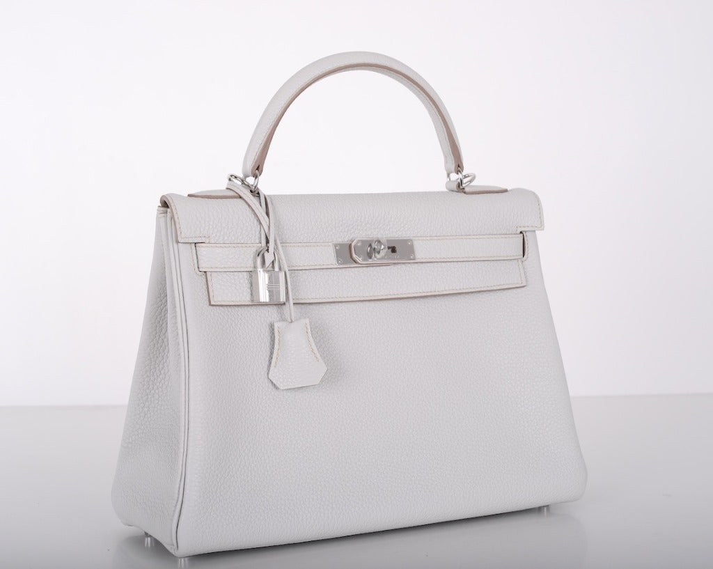 As always, another one of my fab finds! NEW INCREDIBLE Hermes 32cm KELLY IN THE MOST SOPHISTICATED color! GRIS PERLE
in beautiful TOGO leather with palladium hardware.

This bag is brand new with original box and accessories.