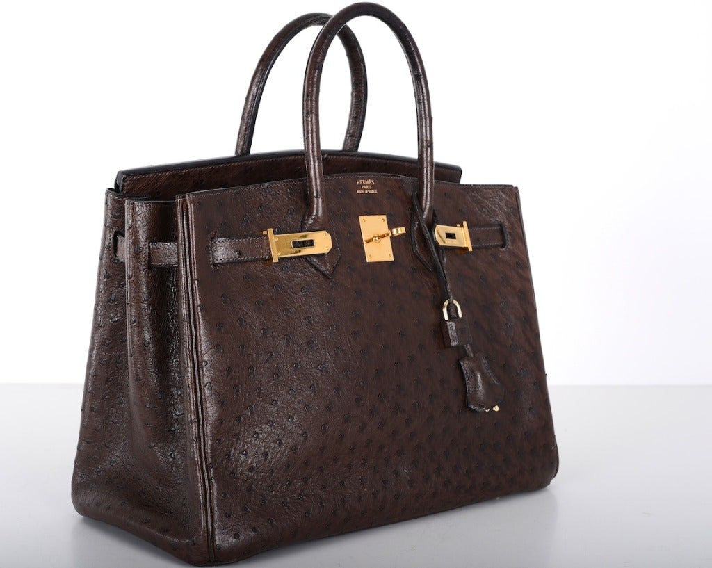 AS ALWAYS ANOTHER ONE OF MY FAB FINDS!
HERMES BIRKIN 35CM IMPOSSIBLE TO GET DISCONTINUED OSTRICH LEATHER. Super rich HAVANE color, CHEVRE leather interior and GOLD hardware.

» THE MOST AMAZING OSTRICH COLOR WITH PALLADIUM HARDWARE!
» THE BAG IS