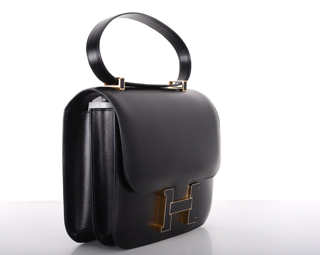 THIS IS TRULY A WOW BAG!

Hermès Constance Cartable, which besides being generally wider and taller than the regular Constance styles, also comes with an intentionally shorter leather strap because it is meant to be carried by hand.

The bag