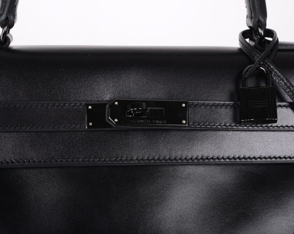 As always, another one of my fab finds! NO longer in production! LIMITED Hermes 35cm SO BLACK box leather KELLY.
THIS BAG WILL TAKE YOUR BREATH AWAY! TRULY A MASTER PIECE!

This bag comes with lock, keys, clochette, a sleeper for the bag, rain