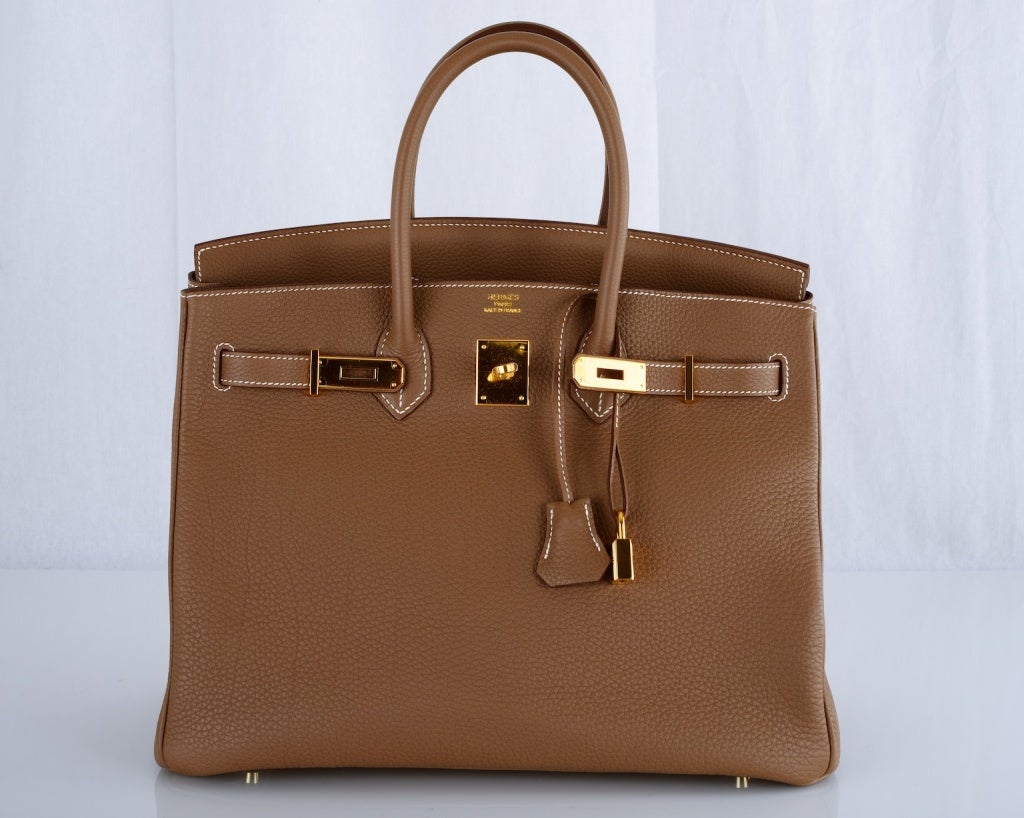 HERMES BIRKIN BAG ETOUPE 35CM GOLD HARDWARE WHATA BAG!

As always, another one of my fab finds, the Hermes 35cm BIRKIN in beautiful TOGO leather in the most beautiful Etoupe color with contrast white stitching the hardware is gold gorgeous!  — 