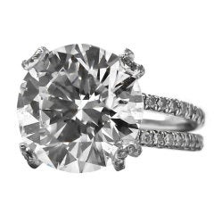 Remarkable Round cut Diamond Ring