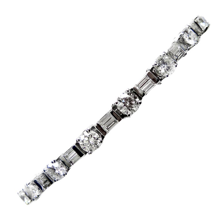Elegant Diamond Tennis Bracelet For Sale at 1stdibs
