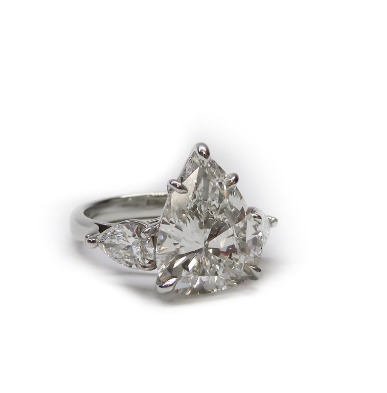 Diese prächtige 5,82 Karat Pear Shape Diamond Ring ist wirklich schön, kommt mit GIA-Zertifikat. Mit zwei birnenförmigen Diamanten besetzt. Das Gesamtgewicht beträgt 1 Karat. 
Der zentrale Diamant ist 100% augenrein. SI1 sieht aus wie ein