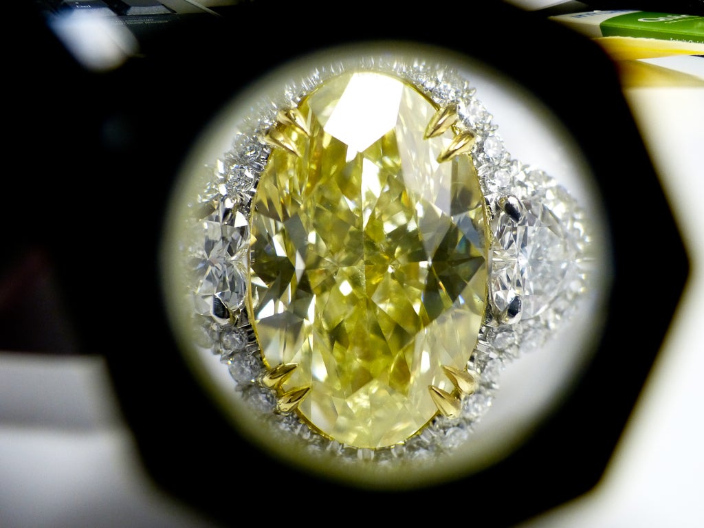 Absolutely Stunning 9.04 Carat Oval Shape Fancy Yellow Diamond In New Condition In New York, NY