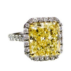 Vibrant Canary 7.11 Carat Yellow Diamond ring