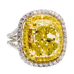 Vibrant GIA 8.28 Carats Canary Fancy Yellow Diamond Ring