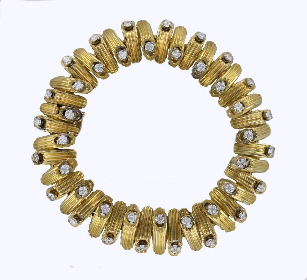 VAN CLEEF & ARPELS Chic Gold and Diamond Bracelet