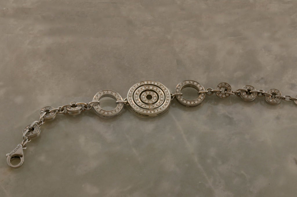 Schickes Bulgari-Armband aus 18 Karat Weißgold und Diamanten aus der CERCHI Collection. Dieses zeitgenössische Stück hat ein wunderschönes, modernes Design, das mit eingefassten Diamanten verziert ist. Dank der offenen Kreisglieder passt dieses