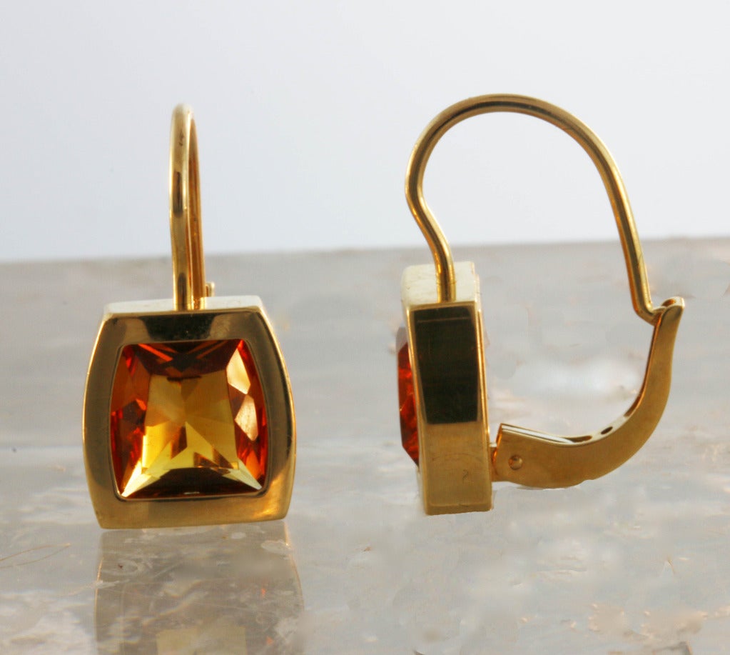 Cartier simple yet chic citrine and 18K yellow gold drop earrings.