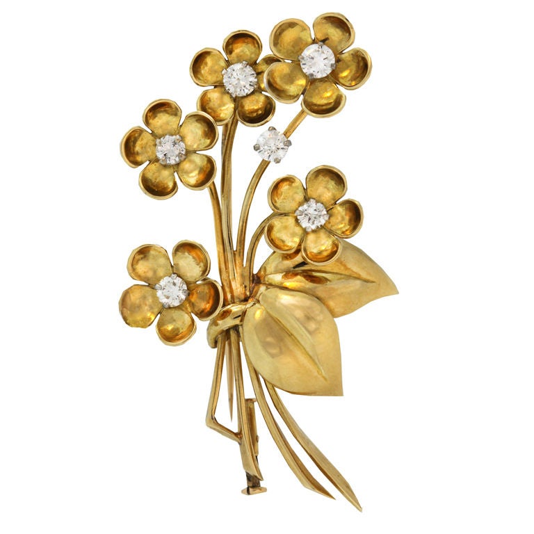 VAN CLEEF & ARPELS Gold and Diamond Flower Pin For Sale