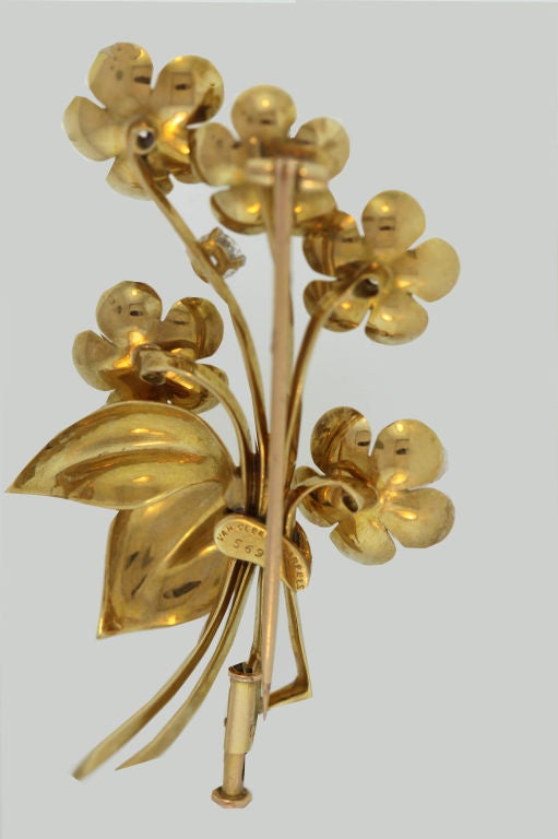 Women's VAN CLEEF & ARPELS Gold and Diamond Flower Pin For Sale