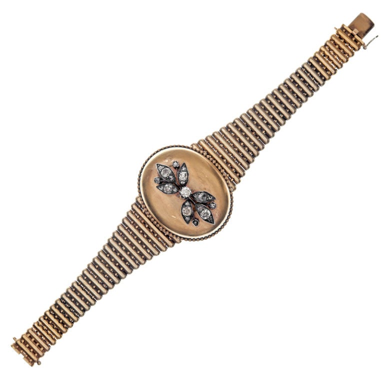 Diese sehr feine viktorianische Medaillon-Armband ist mit einem skurrilen Rose Cut Diamant floralen Akzent geschmückt. Die langen röhrenförmigen Glieder des Armbands sind sehr flexibel und in der Größe abgestuft, am kleinsten an der Schließe.