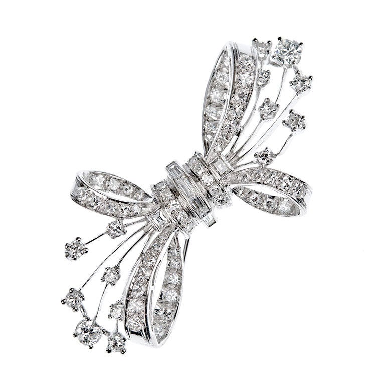 Diamond Bow Brooch in White gold