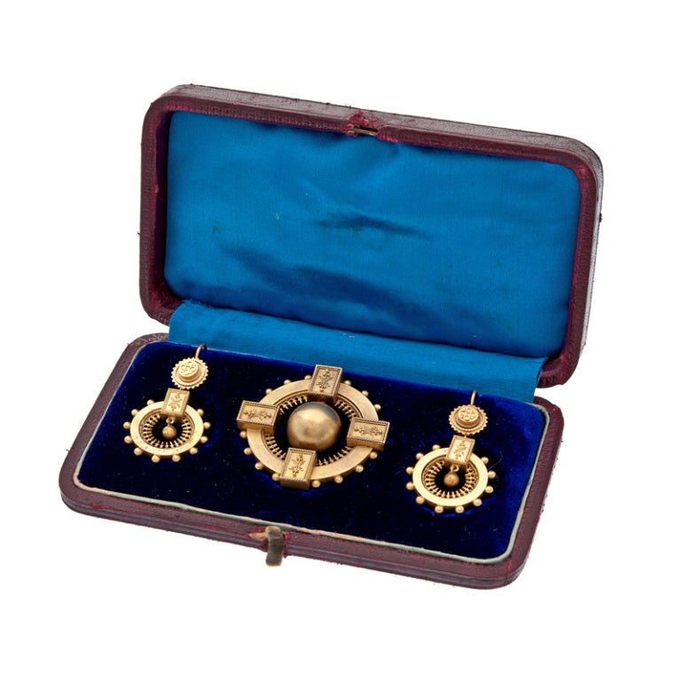 Women's Victorian Bold Yellow Gold Brooch and Earring Set, circa 1850 For Sale