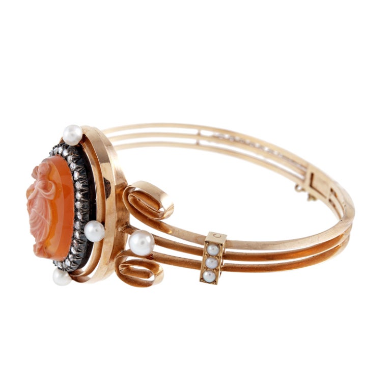 Incredibile bracciale antico con cammeo di perle naturali in oro rosa