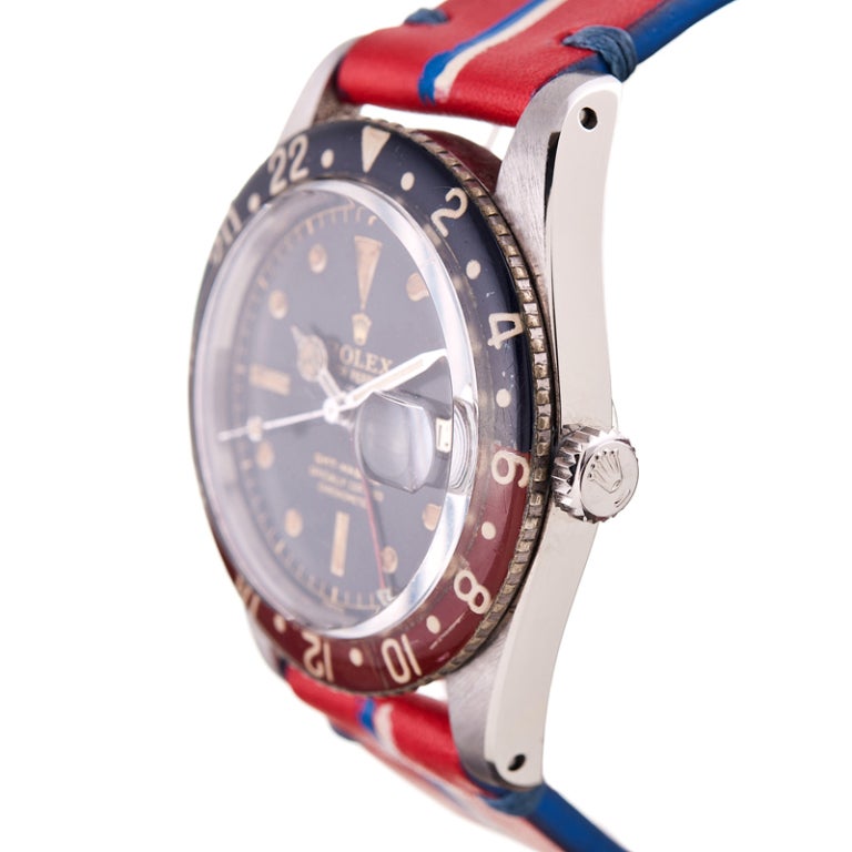 Very rare and desirable bakelite bezel on this first model GMT-Master produced between 1954 and 1959. This watch is appealing for its rarity and collectability and has may attractive details in addition to the rare bakelite bezel in beautiful