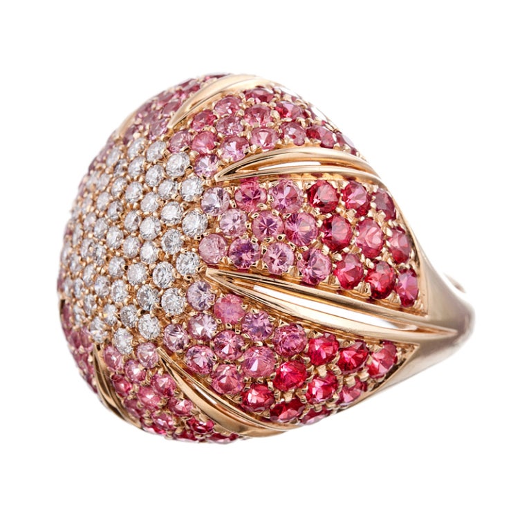 Wunderschönes Sonnenschliff-Design mit Diamanten und rosafarbenen Saphiren:: abgestuft in der Farbe von hell- bis intensivrosa und gefasst in 18K Gelbgold. Insgesamt harmonieren 0::87 Karat Diamanten und 7::02 Karat Saphire zu diesem brillanten