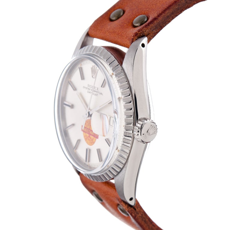 Rolex-Uhren mit Firmenlogo stoßen immer auf großes Interesse. Dieses Beispiel hat die Unterscheidung von einem hellen farbigen Logo für Sweetwater Drilling Co:: eine ungewöhnliche und herzhafte Dosis von Vintage Americana!

Die Rolex Datejust wird