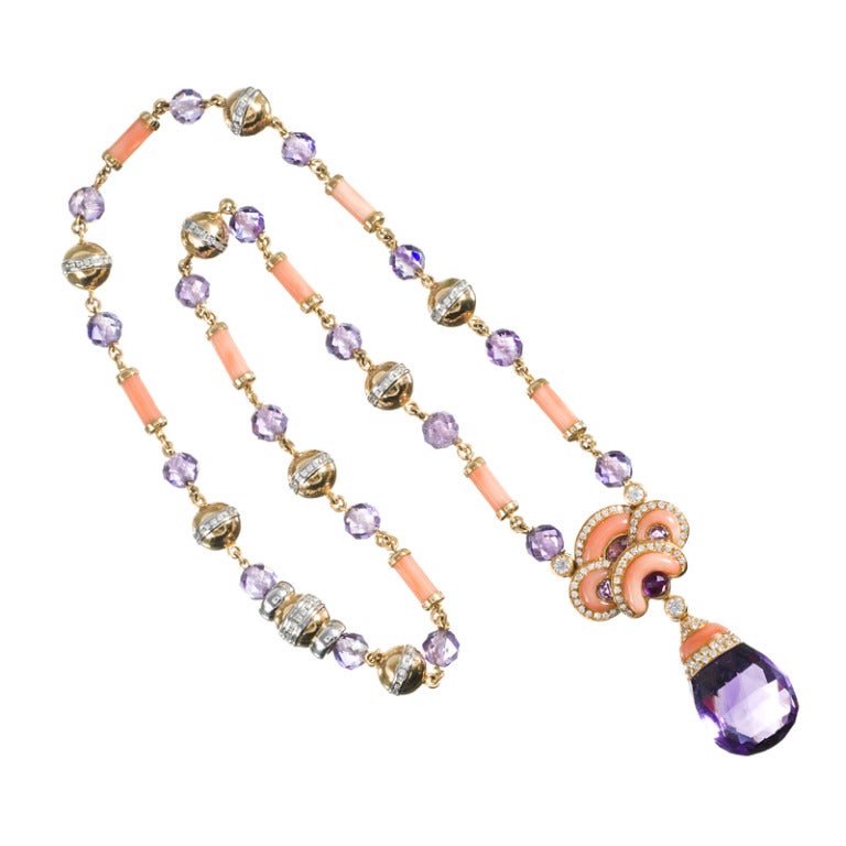 Ultrafeminine und wirklich schöne Halskette mit einer Mischung aus zartrosa geschnitzter Koralle:: edelsteinfarbenem Amethyst und gerade genug Diamanten:: um sie noch interessanter zu machen. Dieses Stück ist eindeutig vom Jugendstil inspiriert und