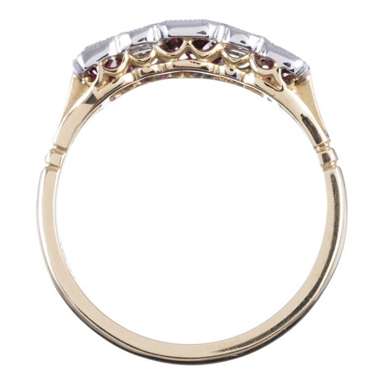 Ring aus Gelbgold/Weißgold mit Rubin und Diamant in Lünette im Zustand „Neu“ in Carmel-by-the-Sea, CA