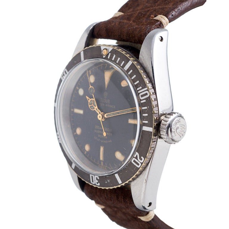 This Ref. 7924 is in incredible condition, with many details to note. The watch retains its original 8mm Rolex crown marked 