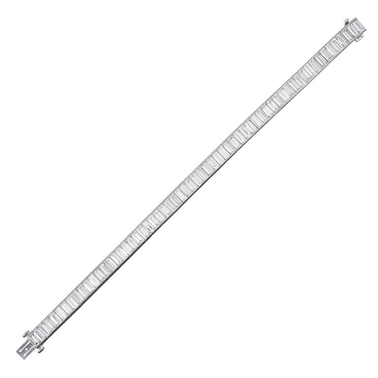 Armband aus der Platinlinie mit einer einzigartigen Besonderheit: alle Baguette-Diamanten! Eine saubere:: knackige und raffinierte Interpretation eines beliebten Klassikers. 21.25 Karat insgesamt. 7 Zoll.