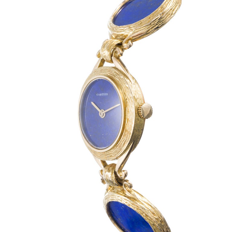 Ein fantastisches Accessoire für die Frau, die eine Vorliebe für alles Exklusive hat. Da das Stück von Cartier hergestellt und in ihrem Pariser Geschäft verkauft wurde, wurde jedes Element mit außergewöhnlicher Detailgenauigkeit zusammengesetzt.