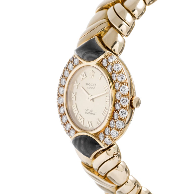 Diese seltene Rolex Cellini Damenarmbanduhr aus 18 Karat Gelbgold ist mit Diamanten und Onyx verziert und wurde in Anlehnung an die Bulgari-Schmuckstücke der damaligen Zeit entworfen. Das Stück wiegt beachtliche 32,52 Unzen und ist ein absolut